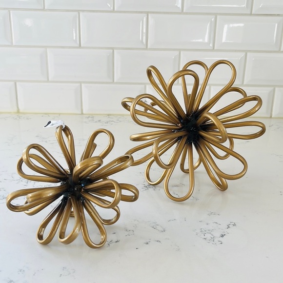 Pier 1 Gold Small Metal Loop Figurine - Picture 9 of 9